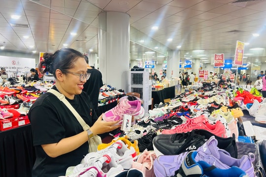 Người dân 'săn sale' hàng hiệu ở ga Metro Bến Thành dịp lễ 2/9