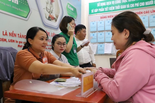 Người dân TP.HCM phấn khởi nhận quà Tết Độc lập