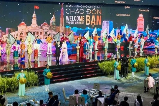 Rực rỡ “Đêm Việt Nam – Dòng chảy tinh hoa"