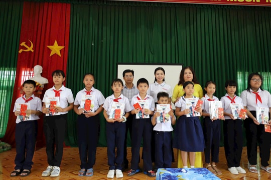 Tạp chí Khoa học phổ thông tiếp sức đến trường cho học sinh đầu năm học mới