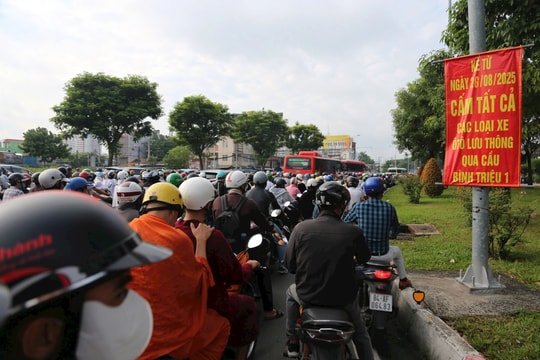 TP.HCM triển khai nhiều giải pháp 'giải cứu' kẹt xe khu vực gần cầu Bình Triệu 1