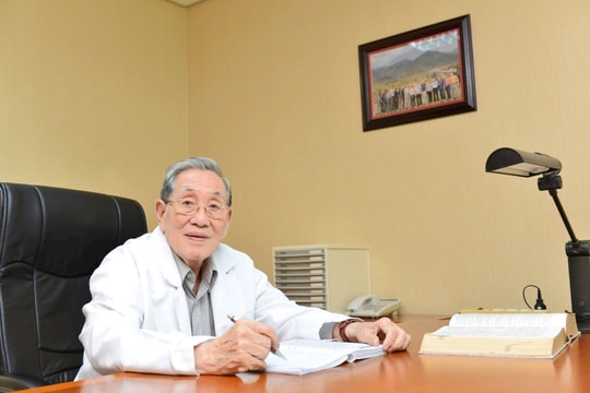 NGND.GS.TS.BS Nguyễn Đình Hối được vinh danh và trao giải cống hiến trọn đời