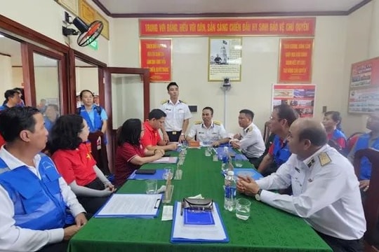 Đoàn công tác TP.HCM thăm cán bộ, chiến sĩ ở vùng biển Tây Nam