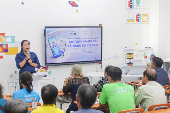 Học viên cao tuổi đi 'xóa mù số', được tặng cả smartphone