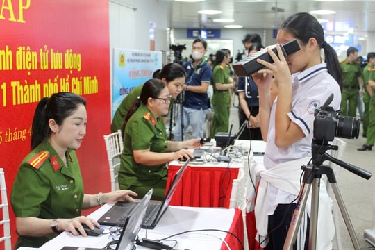 Công an TP.HCM triển khai đường dây nóng hỗ trợ người dân đăng ký cư trú và căn cước