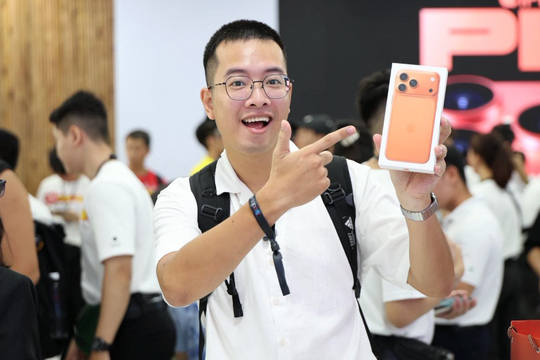 Xếp hàng xuyên đêm, chờ hơn 8 tiếng đợi mua iPhone 17
