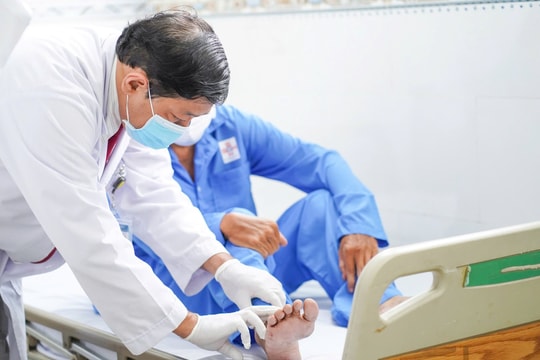 Trả lại bước chân cho thầy giáo sau 2 tháng chịu đau đớn vì dị vật trong mu bàn chân