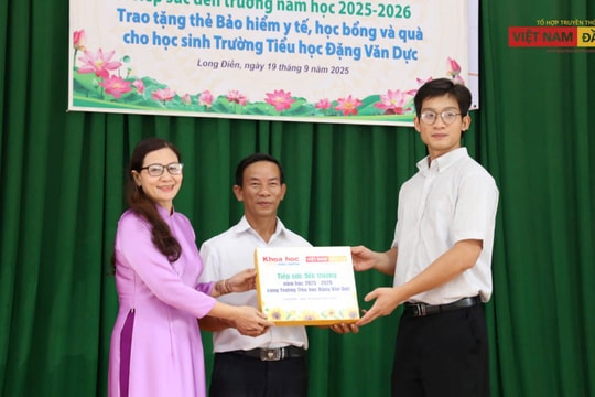 Tổ hợp Truyền thông Việt Nam Đầu Tư trao tặng hơn 50 thẻ BHYT tiếp sức học sinh đến trường