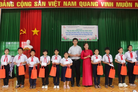 Tạp chí Khoa học phổ thông trao hàng trăm thẻ bảo hiểm y tế, tiếp sức học sinh đến trường