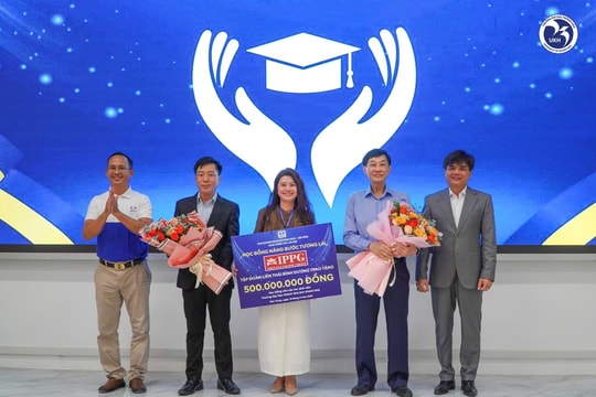 Khánh Hòa: Trao 200 suất học bổng cho học sinh nghèo vượt khó