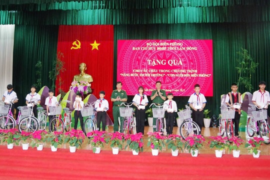 Trao quà cho các hộ dân và học sinh khó khăn khu vực biên giới tỉnh Lâm Đồng