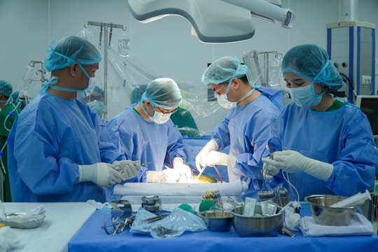 Thiếu tá quân y được hồi sinh từ chính lá gan hiến tặng của anh ruột