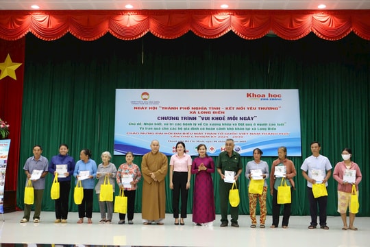 Sôi nổi chương trình "Vui khỏe mỗi ngày" cho hơn 200 người cao tuổi xã Long Điền