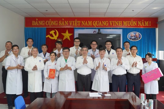 Phó Bí thư Thành ủy TP.HCM Nguyễn Phước Lộc thăm các bác sĩ tăng cường ra Côn Đảo