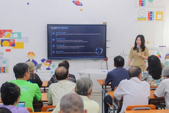 “Bình dân học vụ số” cho người cao tuổi: Kiến tạo nền tảng công dân số vững chắc