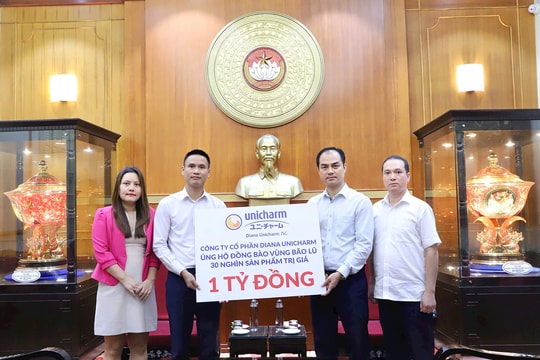 Diana Unicharm tặng 30.000 sản phẩm thiết yếu cho phụ nữ và trẻ em vùng bão lũ
