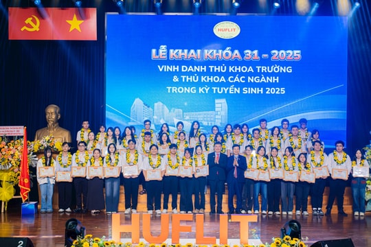 HUFLIT khai khóa năm học mới, nhận chứng nhận kiểm định chất lượng hai chương trình thạc sĩ