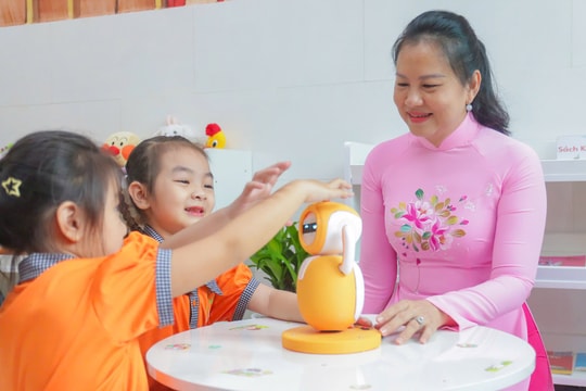 Học sinh trải nghiệm VR, nghe robot kể chuyện tại thư viện trường