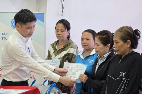 TP. Hồ Chí Minh: Tặng hơn 400 thẻ BHYT cho phụ nữ có hoàn cảnh khó khăn
