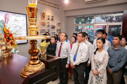Tạp chí Doanh Nhân Sài Gòn dâng hoa Bác Hồ, dâng hương cố Thủ tướng Phan Văn Khải và trao học bổng tại Củ Chi