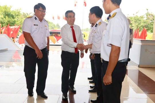 Đoàn đại biểu Đại hội Đảng bộ TP HCM lần thứ I, nhiệm kỳ 2025-2030 đã có buổi làm việc với Bộ Tư lệnh Vùng 2 Hải quân.