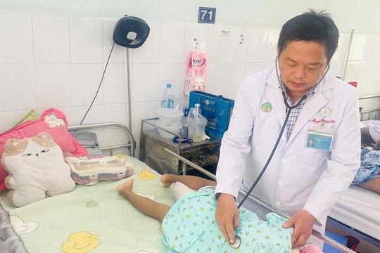 Té ngã do trượt patin 2 năm trước, bé gái suýt bị liệt chân