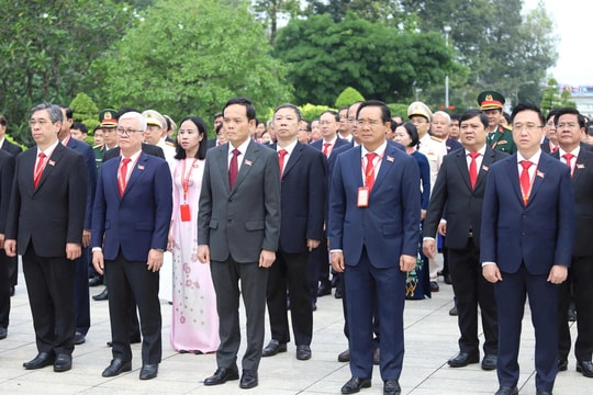 Đoàn đại biểu dự Đại hội đại biểu Đảng bộ TP.HCM dâng hương các Anh hùng liệt sĩ