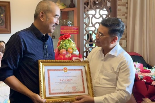 Đạo diễn Bùi Thạc Chuyên được Chủ tịch UBND TP.HCM khen thưởng với phim Địa đạo