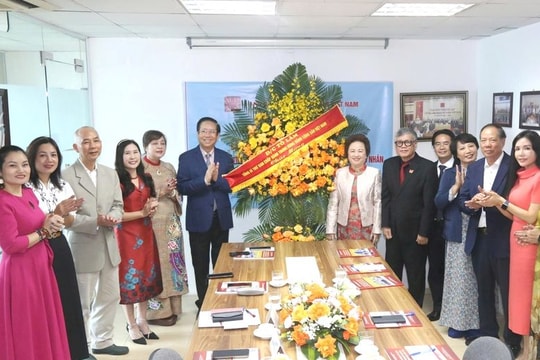 Tổng Bí thư Tô Lâm tặng hoa chúc mừng Hội Doanh nhân Tư nhân Việt Nam