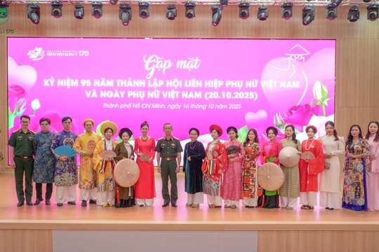 Bệnh viện Quân y 175 trình diễn áo dài chào mừng Ngày Phụ nữ Việt Nam 20/10