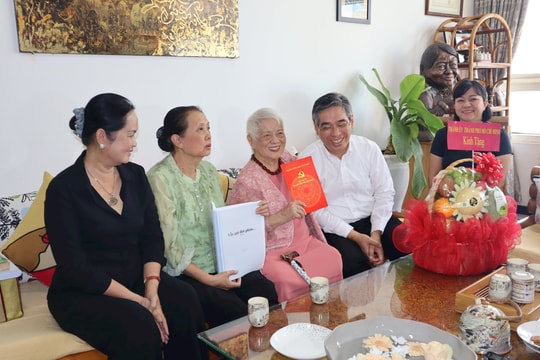 Thăm hỏi văn nghệ sĩ tiêu biểu, có hoàn cảnh khó khăn trên địa bàn TP.HCM