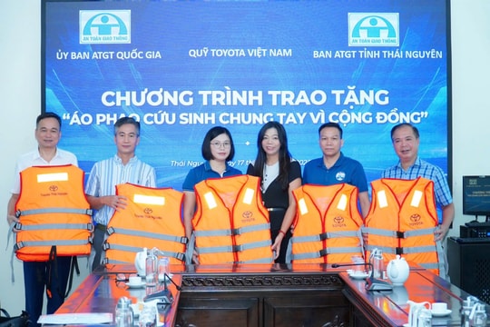 Quỹ Toyota Việt Nam trao tặng áo phao cứu sinh cho người dân, học sinh vùng chịu ảnh hưởng của thiên tai