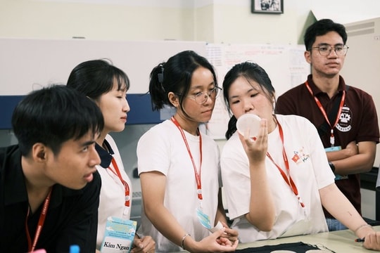 Hai cô gái tỏa sáng tại Giải thưởng “Nữ sinh Khoa học Công nghệ Việt Nam 2025”