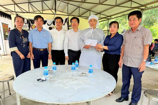 Hỗ trợ gia đình cụ bà 79 tuổi bị nước cuốn trôi tại xã Bàu Bàng Hỗ trợ gia đình cụ bà 79 tuổi bị nước cuốn trôi tại xã Bàu Bàng