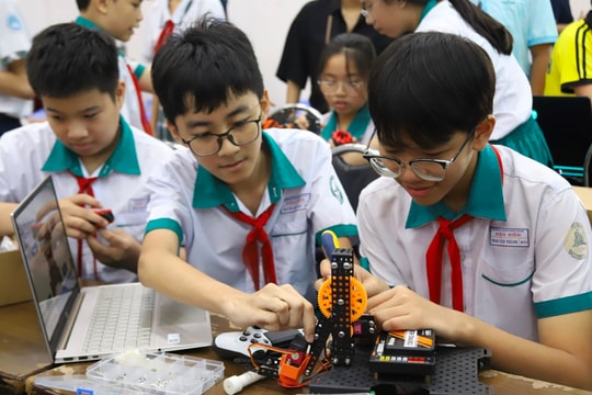 Hơn 160 đội học sinh TP.HCM tham gia tập huấn cuộc thi AI Hackathon 2025 Hơn 160 đội học sinh TP.HCM tham gia tập huấn cuộc thi AI Hackathon 2025