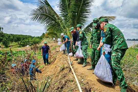 Bộ đội Biên phòng Tây Ninh giúp dân chống lũ Bộ đội Biên phòng Tây Ninh giúp dân chống lũ
