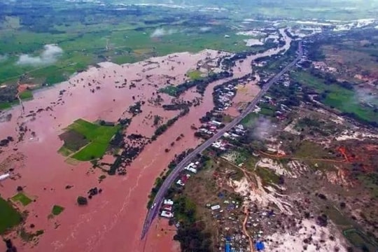 VinFast hỗ trợ khách hàng bị ảnh hưởng mưa lũ tại Huế, Đà Nẵng VinFast hỗ trợ khách hàng bị ảnh hưởng mưa lũ tại Huế, Đà Nẵng