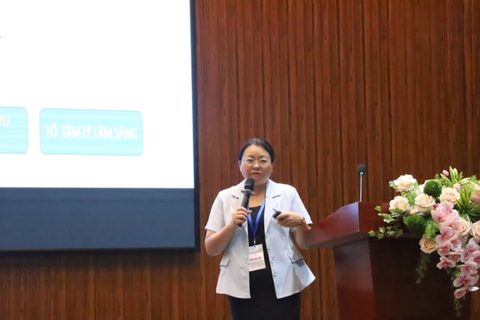 Nhân viên công tác xã hội tiếp thêm sức mạnh cho người bệnh Nhân viên công tác xã hội tiếp thêm sức mạnh cho người bệnh