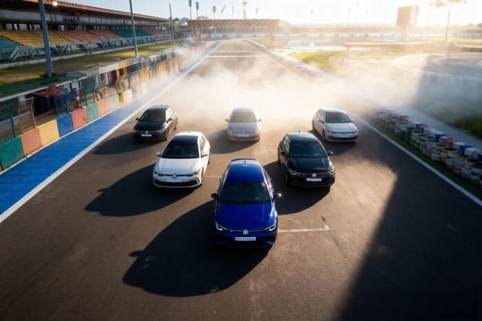 Volkswagen Golf thế hệ mới chính thức ra mắt khách hàng Việt Nam, giá từ 798 triệu đồng Volkswagen Golf thế hệ mới chính thức ra mắt khách hàng Việt Nam, giá từ 798 triệu đồng