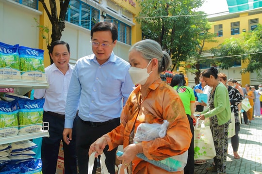 Ông Lê Quốc Phong dự ngày hội Đại đoàn kết phường Bình Phú