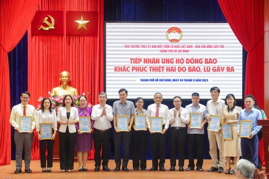 TP.HCM tiếp tục hỗ trợ Huế, Đà Nẵng, Quảng Ngãi 40 tỉ đồng