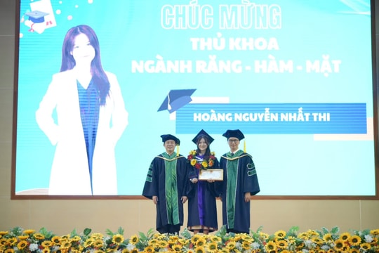 Hiệu trưởng Trường ĐH Khoa học Sức khỏe nhắn nhủ tân bác sĩ: “ Không được bằng lòng với những gì mình đã học ”