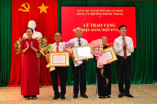 Trao tặng Huy hiệu Đảng đợt 7/11/2025 đến các đảng viên