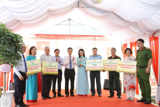 Lãnh đạo TP.HCM tặng cây xanh trong ngày hội Đại đoàn kết ở phường Tân Sơn Hòa