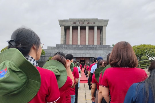 Đoàn tuyên giáo, dân vận và báo chí TP.HCM viếng Lăng Bác