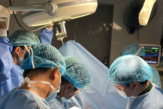 Bệnh viện Quân y 175 Cấp cứu xử trí tràn khí - tràn máu màng phổi ngay tại đảo Trường Sa