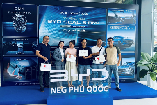 Khách hàng nhận xe BYD Seal 5 tại BYD NEG Phú Quốc ngày đầu mở bán
