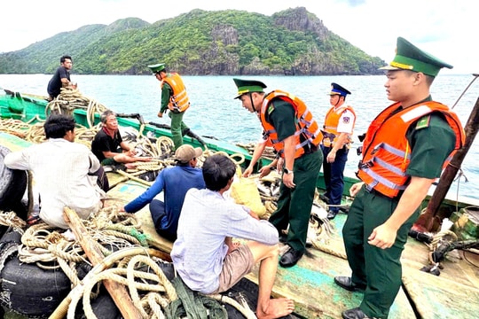 Cứu vớt kịp thời 5 ngư dân gặp nạn trên biển