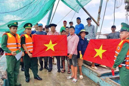 Đồn Biên phòng Bến Đá tuyên truyền chống khai thác hải sản bất hợp pháp cho ngư dân
