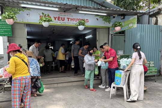 Cầu thủ Dụng Quang Nho đồng hành cùng Bếp yêu thương Bệnh viện Chợ Rẫy